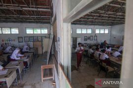 Begini suasana siswa belajar di sekolah rusak di Kabupaten Bogor