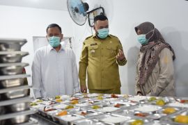 Wako Fadly Amran tinjau Dapur Makan Bergizi Gratis yang dikelola Yayasan Indonesia Maju Kosong Delapan
