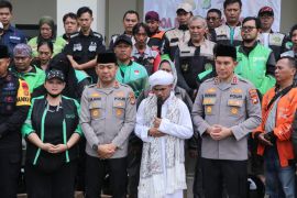 Polres Metro Tangerang gelar doa dan bagikan helm ke pengemudi ojol