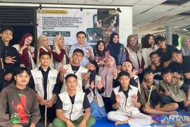 Mahasiswa UNG berdayakan masyarakat melalui kerajinan batok kelapa