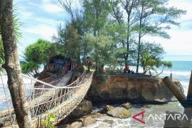 Sensasi melangkah di atas ombak jembatan gantung Pantai Sungai Suci Bengkulu
