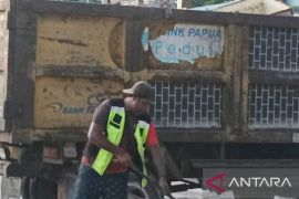 DLH  Biak Numfor lakukan penanganan sampah di pasar ikan Fandoi