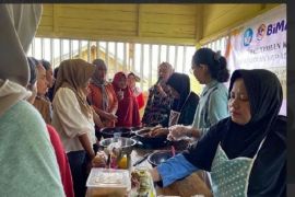 Universitas PGRI Palangka Raya latih wanita olah ikan