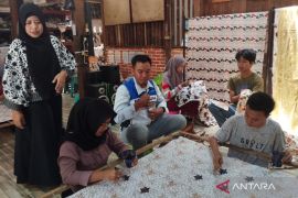 Siswa difabel di Kudus dilatih membatik untuk perkuat kemandirian