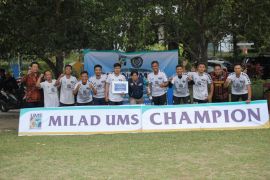 Tim Satpam UMS angkat trofi Mini Soccer Milad ke-67