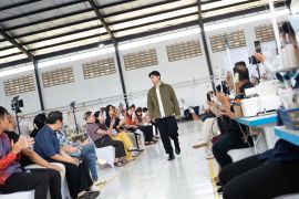 Trunk show "Desert Mirage" libatkan pekerja sebagai model