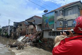  Empat orang hilang hanyut terbawa banjir deras di Denpasar