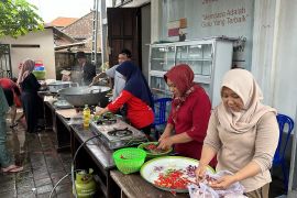 Sejumlah desa dan warga membuka dapur umum korban banjir Jembrana