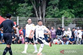 Samsul Rizal hingga Pahrijani ikuti eksibisi sepak bola meriahkan Bupati HST Cup 2025