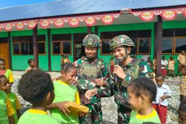 Satgas Yonif 521/DY dorong pendidikan Papua cerdas di SD Yalimo