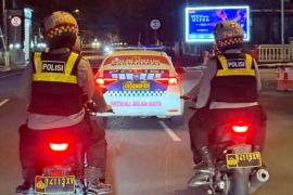 Personel Polda-TNI patroli bersama beri kenyamanan warga kota Manado