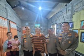 Kapolda Babel serahkan bantuan kaki palsu untuk warga Pangkalpinang