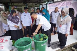 Wali Kota Pontianak serahkan paket Budikdamber cegah stunting