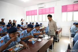 Tinjau MBG di Batam, Gibran-Selvi minta siswa konsumsi buah dalam menu