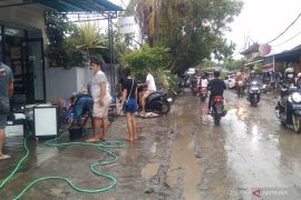 Warga Denpasar gotong royong bersihkan lumpur dampak banjir