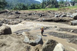 Tim SAR melakukan pencarian hari kedua korban banjir di Nagekeo