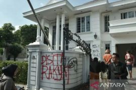 Satu anak di bawah umur jarah rumah Uya Kuya, curi kucing dan sofa