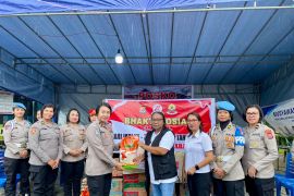 Polwan Polda Maluku salurkan ratusan paket sembako kepada korban kebalaran Hunuth
