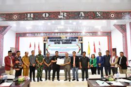 Bupati Samosir dan DPRD tetapkan Ranperda P-APBD 2025 menjadi Perda