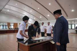 Bupati Karo lantik Gelora Kurnia Putra Ginting sebagai sekretaris daerah