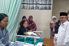 Mendikdasmen menjenguk sejumlah murid SMKN 1 Cileungsi korban atap roboh