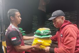 Polresta Sorong gandeng Bulog salurkan 15 ton beras pangan murah