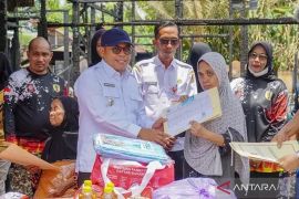 Wakil Bupati HST serahkan bantuan untuk korban kebakaran di Kelurahan Bukat