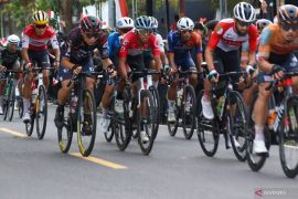 Puluhan Pembalap Adu Cepat di Etape Kedua Tour de EnteTe, Menyisir Batas Negara