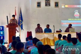 Polisi sosialisasi bahaya tawuran pada siswa SMAN 3 Ambon