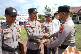 Polres Bengkayang berikan penghargaan terhadap anggota yang berprestasi