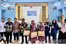 UPT Kemenhub Kalsel berbagi 110 bingkisan kasih Harhubnas 2025