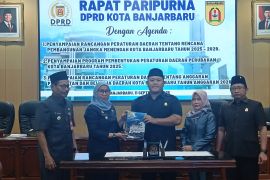 Wali Kota Banjarbaru sampaikan Raperda RPJMD ke DPRD