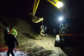 Petugas evakuasi kendaraan tertimpa longsor di jalan Trans Sulawesi