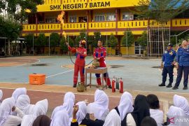 Damkarmat Batam edukasi bahaya api kepada generasi muda