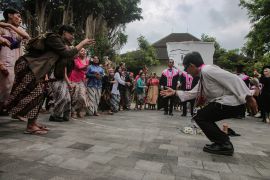Arak-arakan wisuda unik di Yogyakarta Page 4 Small