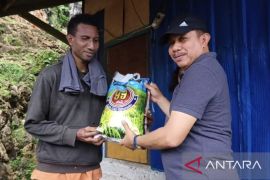 Wakil Wali Kota Jayapura bantu bahan pokok ke lansia