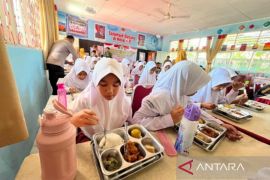 Siswa antusias sambut program Makan Bergizi Gratis di Kota Solok