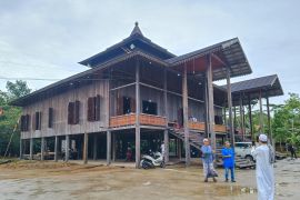 Masjid Kayu As-Syukur  unik dan estetik dibangun dengan kayu ulin