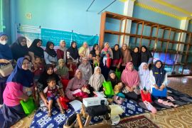 Poltekkes Kemenkes Padang latih para ibu pijat bayi optimalkan tumbuh kembang anak