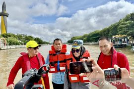 Harhubnas, UPT Kemenhub Kalsel bersihkan sampah di Sungai Martapura