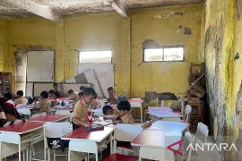 SDN Palamakan 01 Serang belajar gantian karena kelas bocor