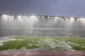 Laga Persib kontra Persebaya di GBLA dihentikan akibat hujan deras