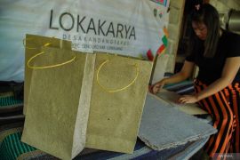 Kerajinan kertas pelepah pisang kelompok PKH