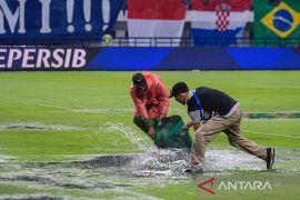 Pertandingan Persib melawan Persebaya terhenti akibat cuaca buruk