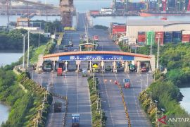 Arus peti kemas di Terminal Lamong Surabaya meningkat 4,7 persen