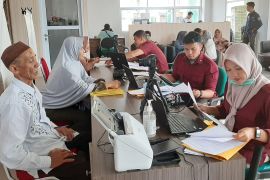 Imigrasi Pangkalpinang gelar "Pasir Kuarsa" layani 86 paspor calhaj Bangka