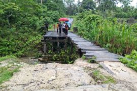 DPRK Biak: Warga Kampung Wodu minta perbaikan jembatan yang roboh