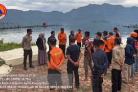 Pemkab Agam lanjutkan pencarian nelayan hilang di Danau Maninjau gunakan tim selam