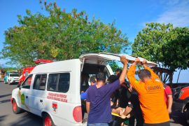 Tim SAR evakuasi 2 pemuda tenggelam di Pantai Alar Minahasa Selatan