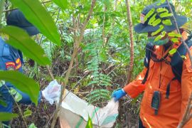Tim SAR temukan anak yang hilang di kebun Konsel dalam keadaan tewas dalam karung